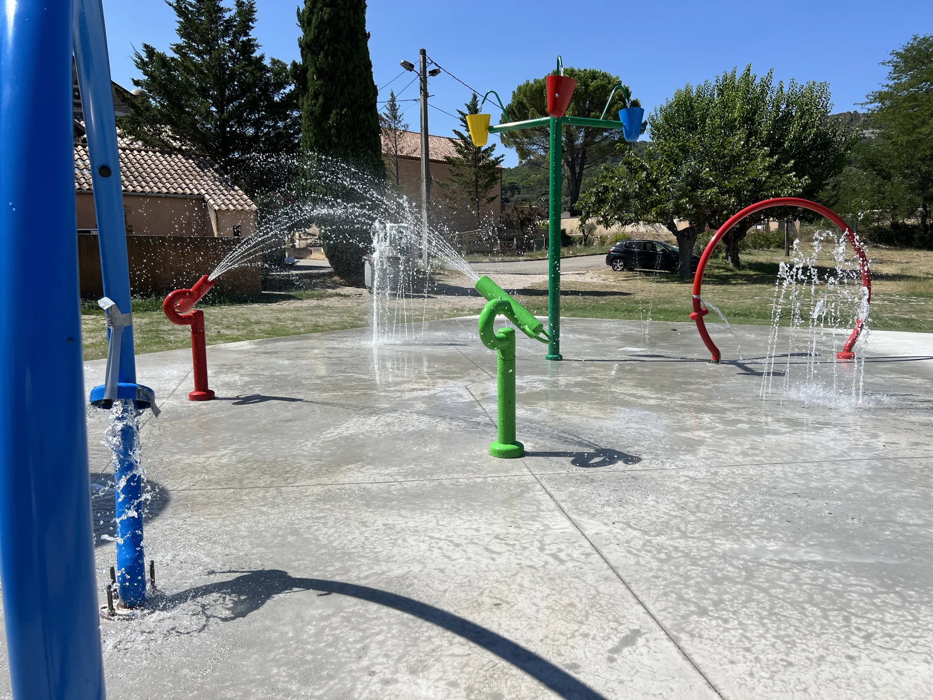 Canon à eau en fonctionnement au centr