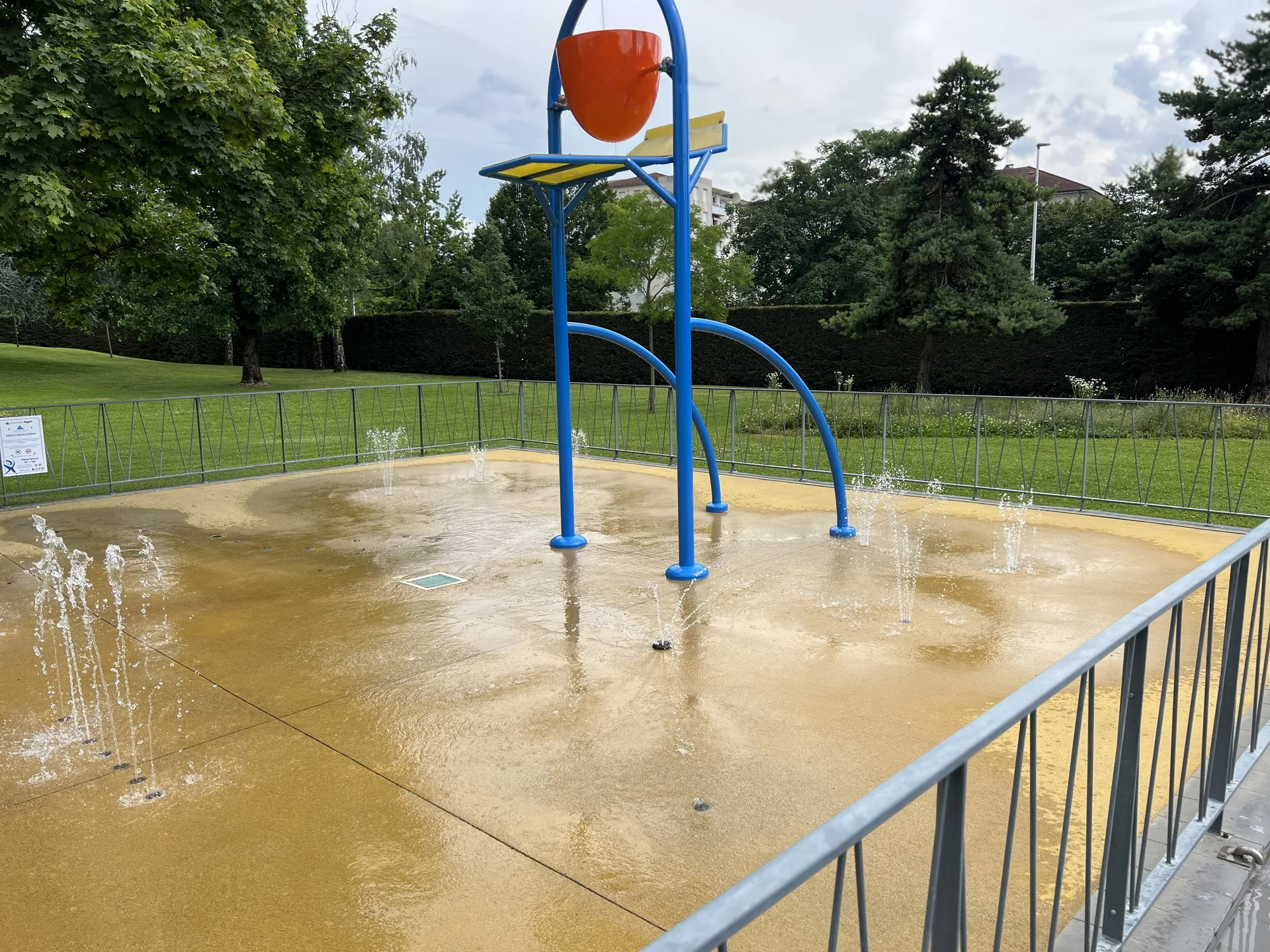 Vue d'ensemble de l'aire de jeux d'eau