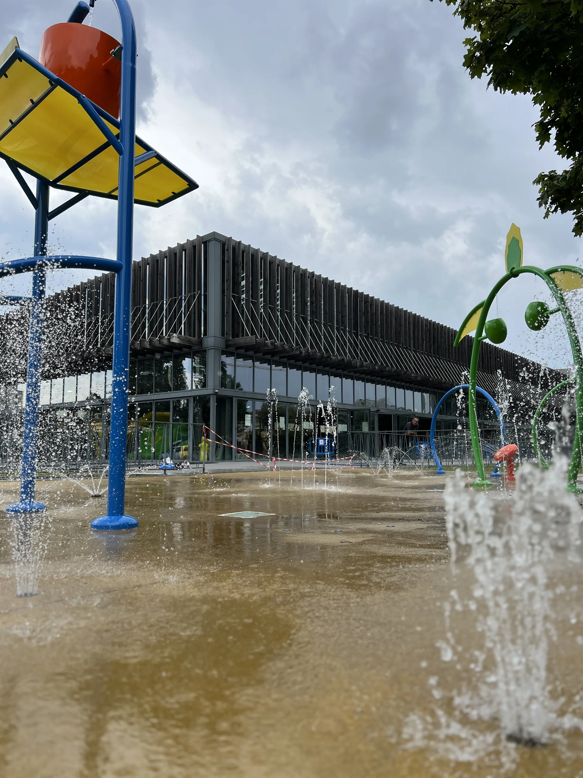 Aire de jeux aquatique devant le centr