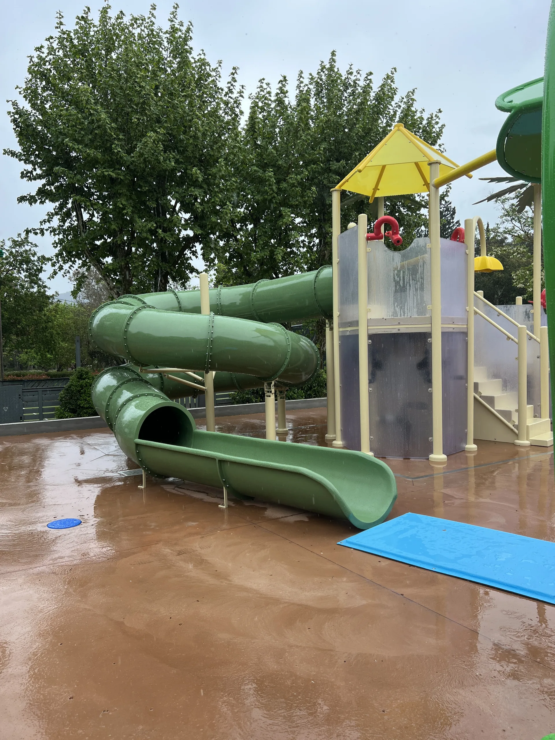 Espace aquatique enfants intégré au jardin d’une résidence hôtelière — Water Splash France
