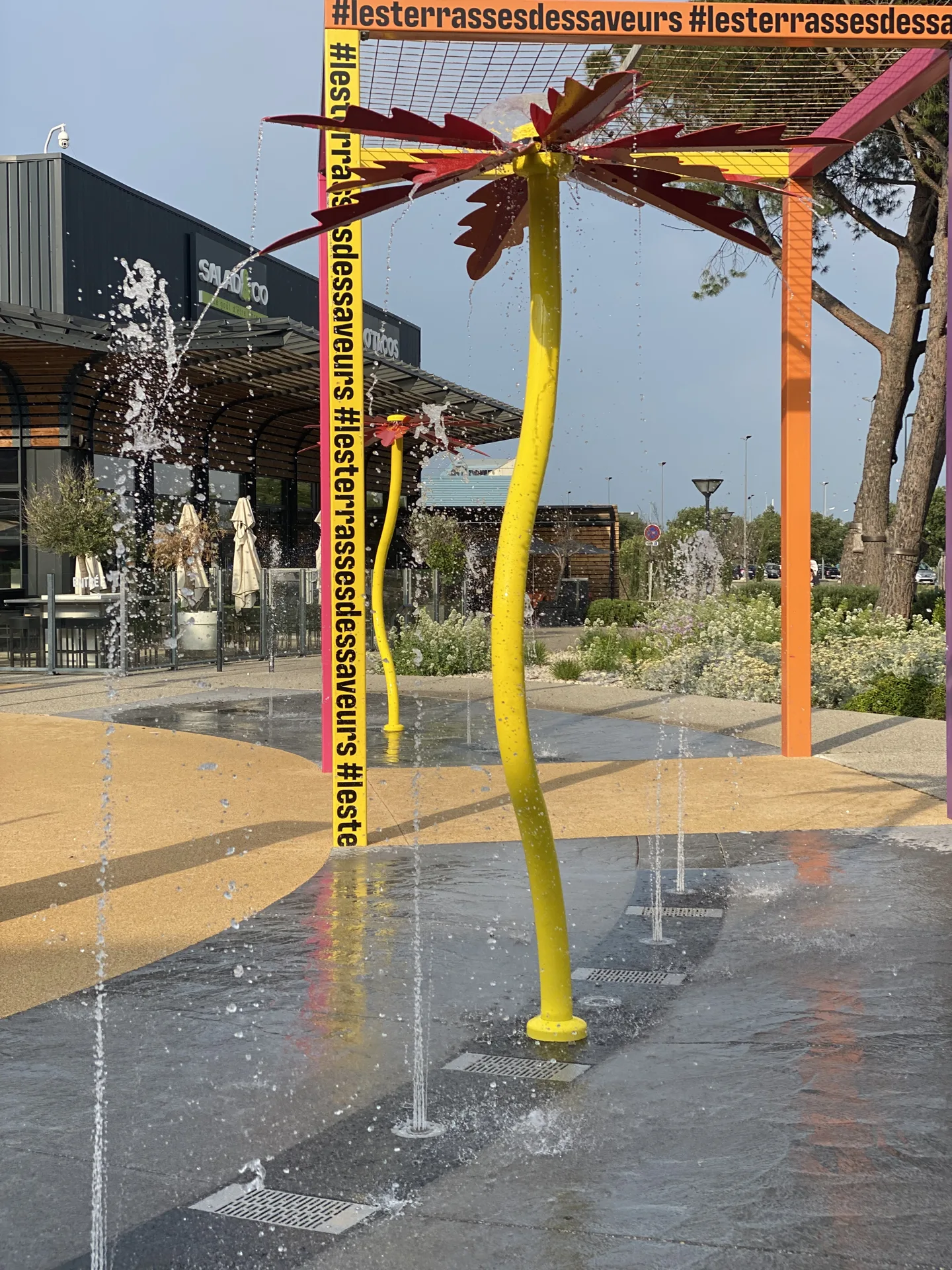 Splash pad municipal en accès libre sur une place publique — Water Splash France