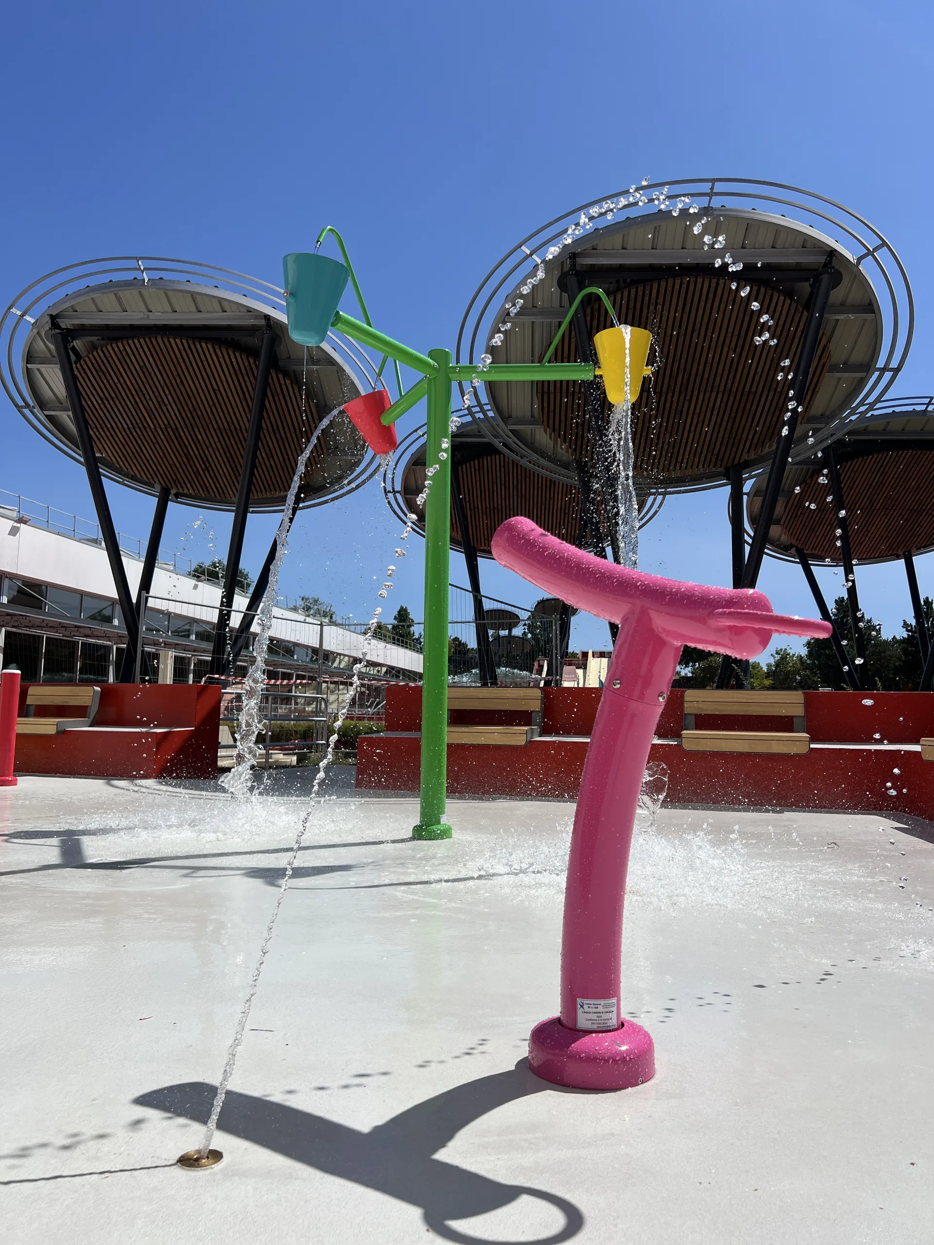 Jeux d'eau colorés du splash pad des A