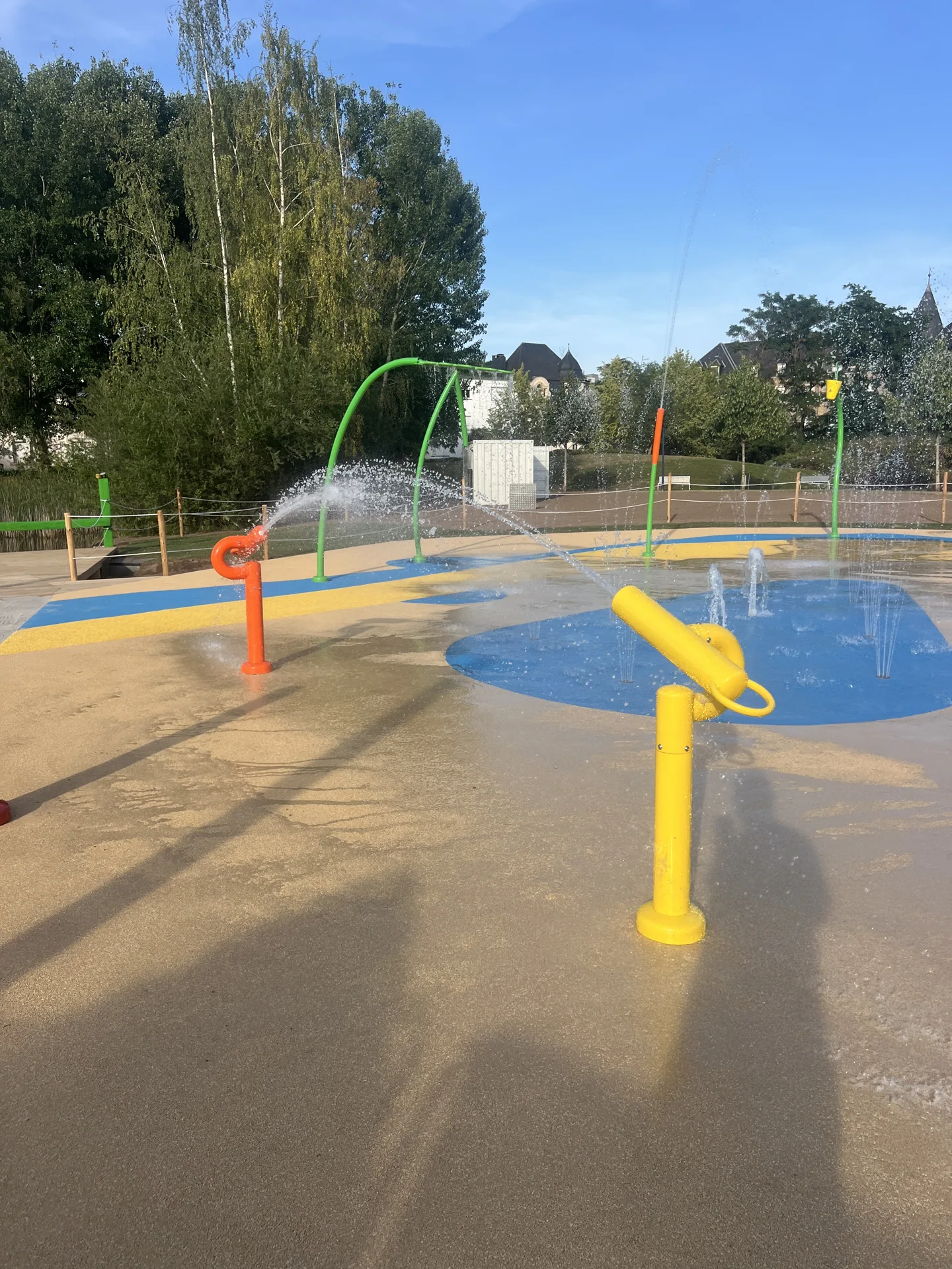 Canon à eau et jets du splash park de