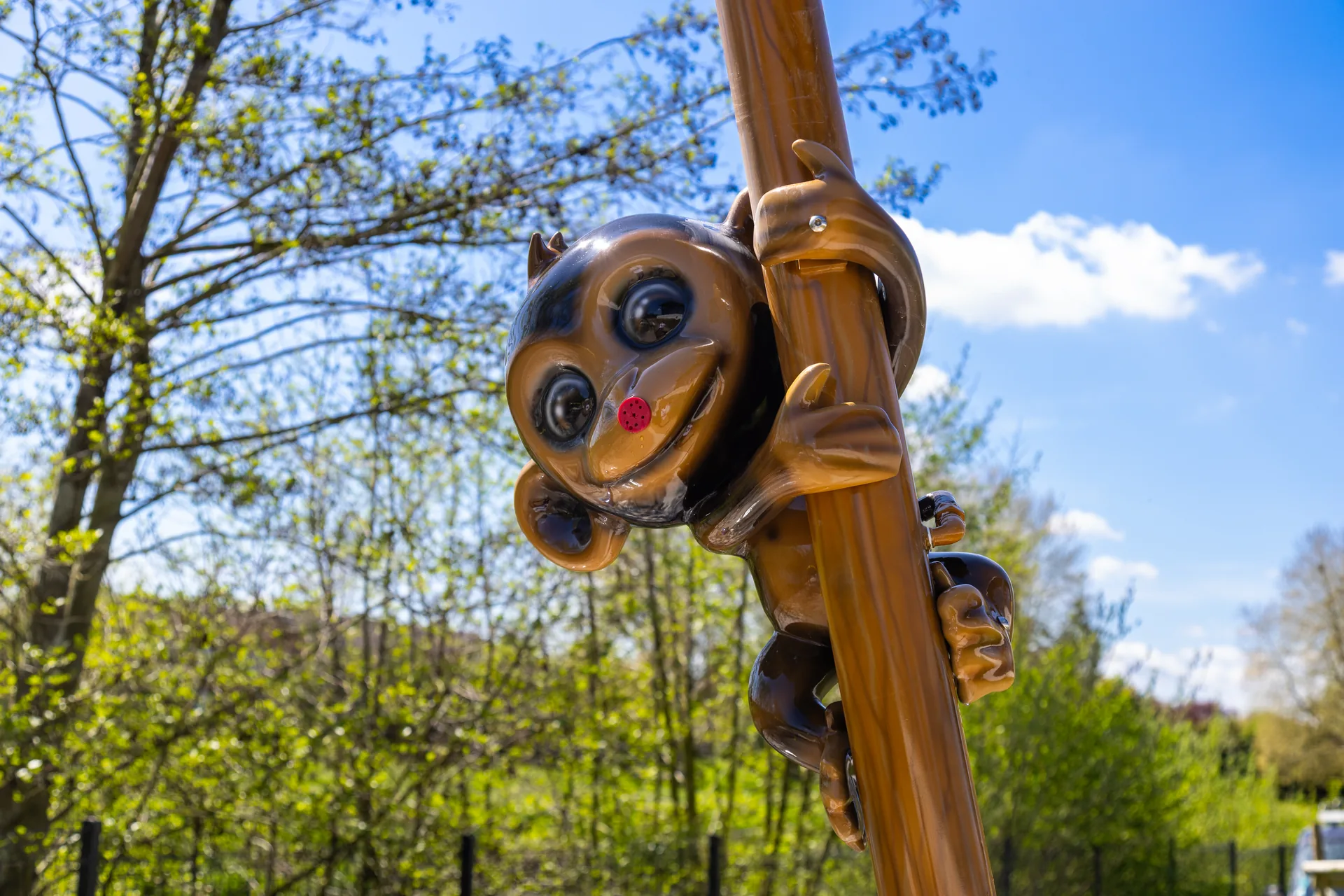 Singe farceur sur mât, sculpture en fi