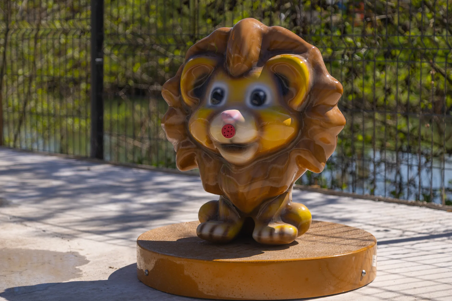 Lion en fibre de verre, jeu d'eau pers