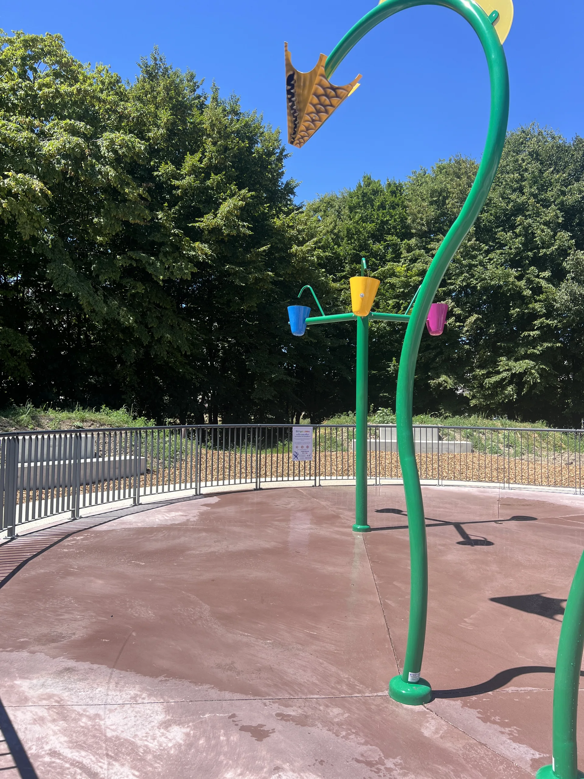 Jeux d'eau et seaux verseurs du parc d