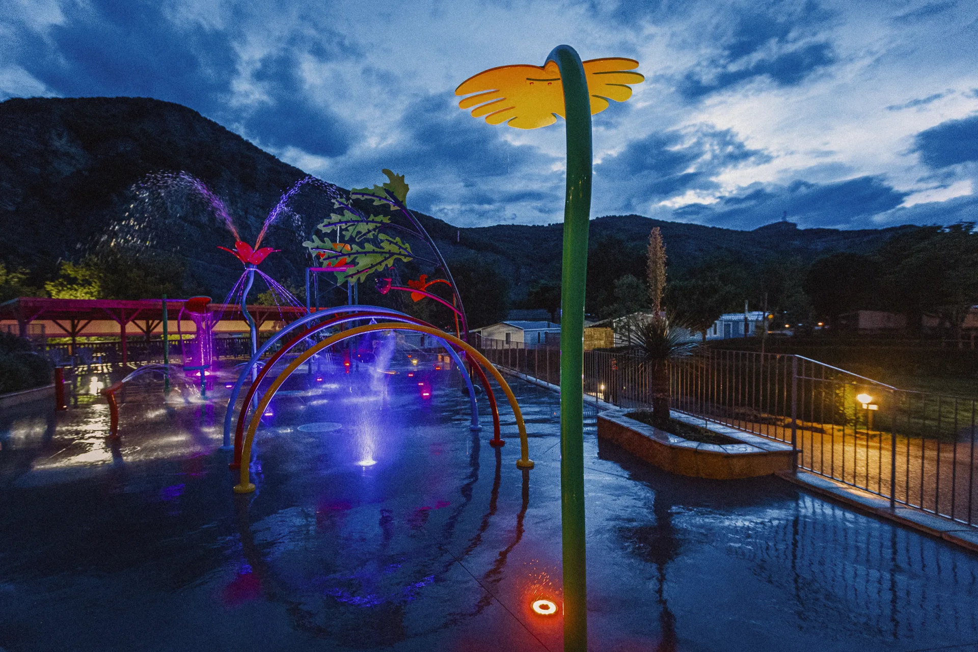 Aire de jeux d’eau de camping animée par des familles — Water Splash France