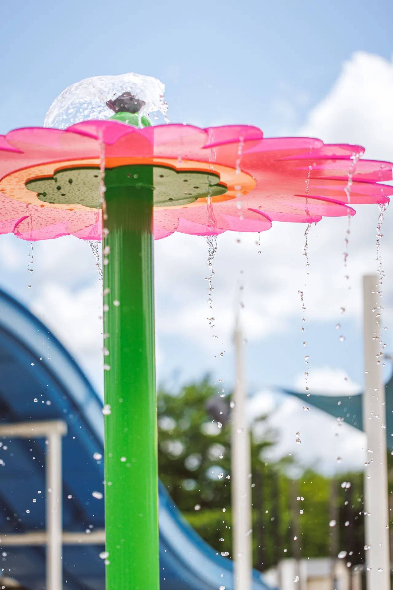 Jeu d'eau d'un splash pad zéro profondeur installé par Water Splash France